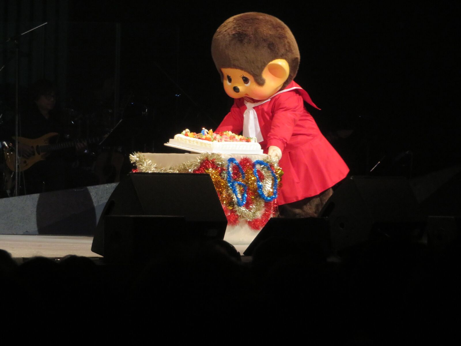 森昌子さん還暦コンサートにモンチッチがサプライズで登場しました 
