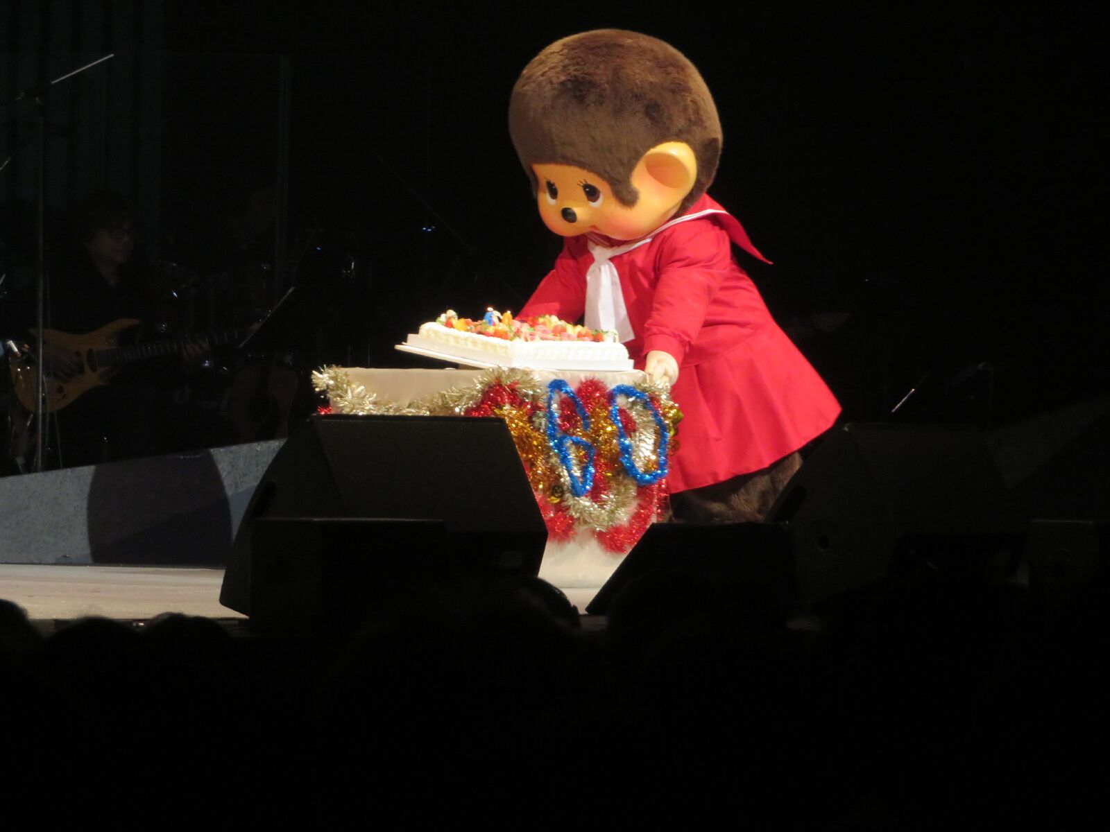 森昌子さん還暦コンサートにモンチッチがサプライズで登場しま